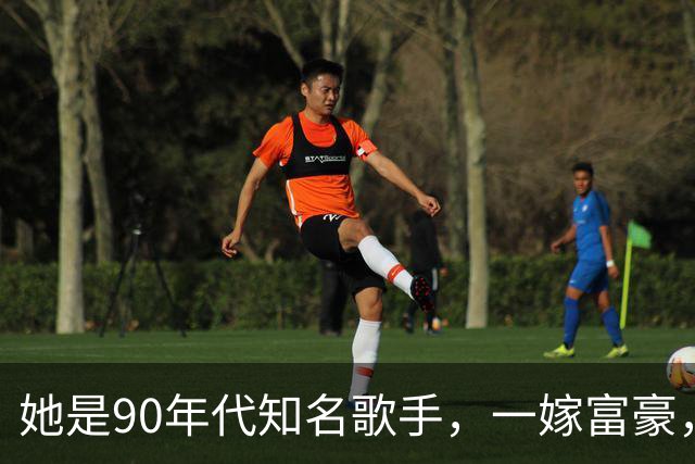 她是90年代知名歌手，一嫁富豪，二嫁音乐人，儿子与继父感情好